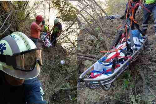 Video: Rescatan cuerpo de hombre que cayó más de 100 metros en Puente de Calderón, Ixtapan de la Sal